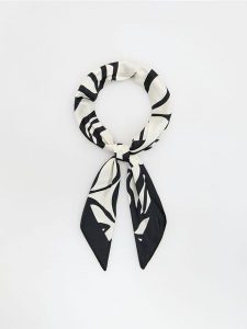 Wzorzysta apaszka - czarny. Czarne apaszki i chusty Reserved, bez wzorów. Za 49,99 zł.