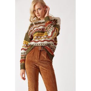 Sweter w kolorze brązowo-khaki-biało-żółtym. Białe długie swetry marki Robin, z okrągłym kołnierzem. W wyprzedaży za 169,95 zł.