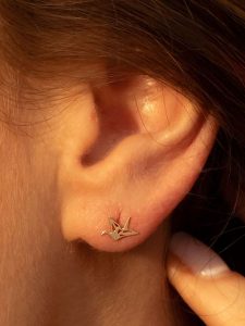 L instant d Or Złote kolczyki-wkrętki "Envolée" rozmiar: onesize. Żółte kolczyki L instant d Or, złote. Za 266,03 zł.