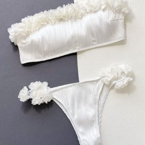 Strój kąpielowy z motywem róż plażowy elegancja Sija. Białe stroje jednoczęściowe Intica, z aplikacjami. Za 149,00 zł.