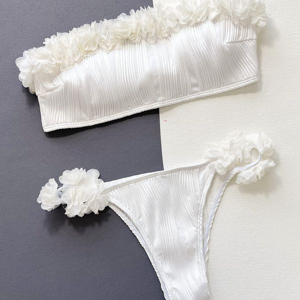 Strój kąpielowy z motywem róż plażowy elegancja Sija. Białe stroje jednoczęściowe Intica, z aplikacjami. Za 149,00 zł.