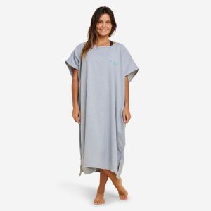 Ponczo plażowe Olaian 100. Niebieskie szlafroki DECATHLON, m, bez wzorów, z bawełny, bez kaptura. Za 69,99 zł.