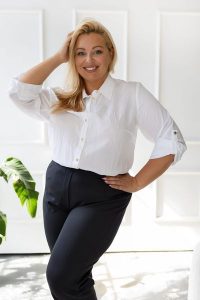 Elegancka biała zapinana koszula z rękawem 3/4 PLUS SIZE XXL. Białe koszule Nasi partnerzy, plus size, bez wzorów, z wiskozy, bez kołnierzyka, plus size, bez ramiączek. Za 199,90 zł.