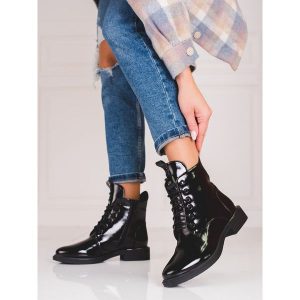 Sznurowane botki damskie czarne z lakierowanej skóry ekologicznej. Czarne botki bez wzorów, ze skóry ekologicznej, bez obcasa, bez zapięcia. Za 245,97 zł.