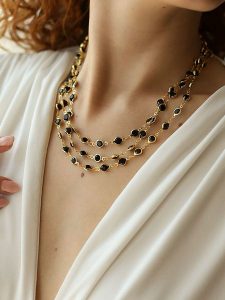 L'Atelier de Gaia Pozłacany naszyjnik z kryształami - dł. 48 cm rozmiar: onesize. Czarne naszyjniki L'Atelier de Gaia, z kryształem, pozłacane. Za 43,99 zł.