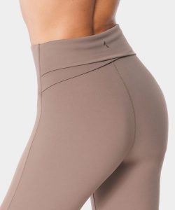 Legginsy sportowe dla kobiet z kopertowym tyłem Carpatree Balletcore. Czerwone legginsy Carpatree, bez wzorów, z materiału, z podwyższonym stanem. Za 175,99 zł.
