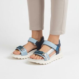 Sandały damskie Hispanitas, cholewka ze skóry naturalnej sportowa konstrukcja z regulowanymi paskami otwarta forma lekka podeszwa zapewniająca stabil. Niebieskie sandały Hispanitas, bez wzorów, ze skóry, z otwartym noskiem, bez obcasa, na platformie, bez zapięcia. Za 589,00 zł.