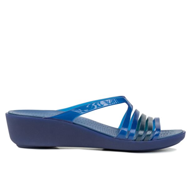 Klapki damskie do chodzenia Crocs ISABELLA MINI. Niebieskie klapki Crocs, bez wzorów, bez obcasa. Za 69,00 zł.
