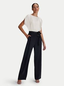 Swing Kombinezon 3AH00900 Czarny Regular Fit. Czarne sukienki Swing, bez wzorów, z syntetyku, bez kołnierzyka, bez ramiączek. Za 699,00 zł.