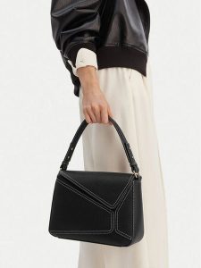 GINO ROSSI Torebka C-KY117 Czarny. Czarne torebki klasyczne Gino Rossi, bez wzorów, z materiału, bez dodatków. Za 199,99 zł.