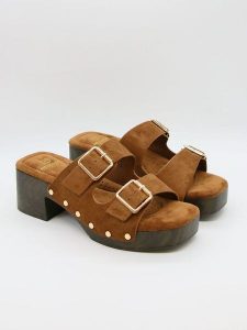 Bellucci Klapki w kolorze jasnobrązowym rozmiar: 37. Brązowe klapki Bellucci, bez wzorów, z otwartym noskiem, bez obcasa. Za 121,99 zł.