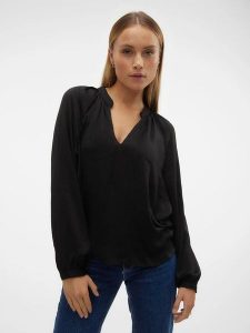 Vero Moda Bluzka w kolorze czarnym rozmiar: XS. Czarne bluzki Vero Moda, xs, bez wzorów, bez kołnierzyka, bez ramiączek. Za 43,57 zł.