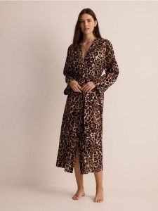 Szlafrok w zwierzęcy wzór - brązowy. Brązowe szlafroki Reserved, l, bez wzorów, z wiskozy, bez kaptura. W wyprzedaży za 99,99 zł.