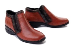 RIEKER L4382-38 red, botki damskie. Brązowe botki Rieker, na zimę, bez wzorów, z polaru, bez obcasa, na koturnie, bez zapięcia. Za 359,90 zł.