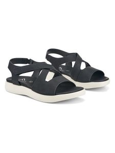 Freyling Sandały w kolorze czarnym rozmiar: 36. Czarne sandały Freyling, bez wzorów, z otwartym noskiem, bez obcasa, bez zapięcia. Za 110,45 zł.