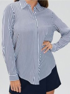 Wiskozowa koszula regular fit w pionowe paski - granatowy. Niebieskie koszule Sinsay, l, bez wzorów, z wiskozy, bez kołnierzyka, bez ramiączek. Za 29,99 zł.