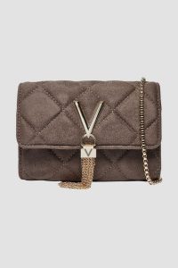 VALENTINO Brązowa damska torebka Charlotte Flap Bag. Brązowe torebki klasyczne Valentino by Mario Valentino, bez wzorów, ze skóry, zamszowe, bez dodatków. W wyprzedaży za 212,99 zł.
