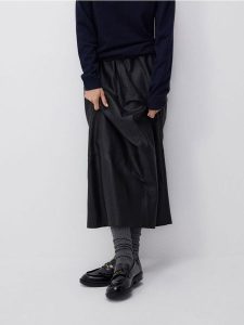 Długie skarpetki z wełną - ciemnoszary. Szare skarpetki Reserved, bez wzorów, z dzianiny. W wyprzedaży za 22,99 zł.