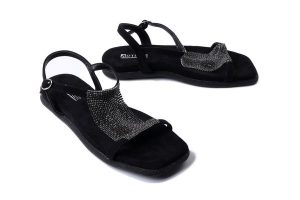 ARTIKER RELAKS 56C1370 czarny, sandały damskie. Czarne sandały Artiker Relaks, z aplikacjami, bez obcasa, na płaskiej podeszwie, bez zapięcia. Za 181,93 zł.