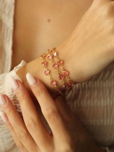 Pierres de Jade Pozłacana bransoletka z elementami ozdobnymi rozmiar: onesize. Różowe bransoletki Pierres de Jade, z kryształem, pozłacane. Za 39,99 zł.