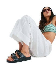 Klapki damskie KATTIE. Czarne klapki Roxy, bez wzorów, z materiału, bez obcasa. Za 149,99 zł.