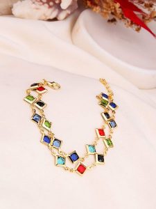 L'Atelier de Gaia Pozłacana bransoletka z elementami ozdobnymi rozmiar: onesize. Żółte bransoletki L'Atelier de Gaia, z kryształem, pozłacane. Za 39,99 zł.