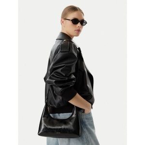 Torebka Calvin Klein. Czarne torebki klasyczne Calvin Klein, bez wzorów, bez dodatków. Za 489,99 zł.