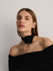 Wiązany szal z kwiatem - czarny. Czarne szaliki Reserved, bez wzorów. W wyprzedaży za 45,99 zł.