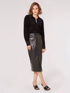 Apricot Bluzka w kolorze czarnym rozmiar: XL. Czarne bluzki Apricot, xl, bez wzorów, bez kołnierzyka, bez ramiączek. Za 87,81 zł.