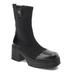 Czarne Botki Armodo Eleganckie Obuwie Damskie. Czarne botki Armodo, z aplikacjami, ze skóry, bez obcasa, bez zapięcia. Za 509,00 zł.
