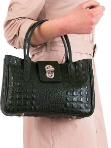 Lia Biassoni Skórzana torebka w kolorze ciemnozielonym - 26 x 17 x 12 cm rozmiar: onesize. Zielone torebki klasyczne Lia Biassoni, bez wzorów, z materiału, przez ramię, bez dodatków. Za 208,99 zł.