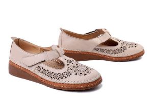 MANITU 840095-08 beige, półbuty damskie. Brązowe półbuty Manitu, na lato, w ażurowe wzory, ze skóry, bez obcasa, bez zapięcia. Za 269,90 zł.