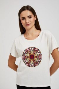 T-shirt z nardukiem biały. Białe t-shirty MOODO, s, bez wzorów, bez kołnierzyka, bez ramiączek. W wyprzedaży za 19,99 zł.