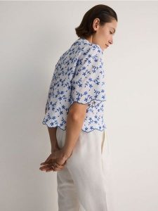 Koszula z haftem - jasnoniebieski. Niebieskie koszule Reserved, l, bez wzorów, z bawełny, bez kołnierzyka, bez ramiączek. W wyprzedaży za 39,99 zł.