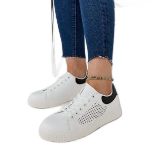 Białe ażurowe sneakersy Semhar. Białe trampki w ażurowe wzory, ze skóry, bez zapięcia. Za 101,26 zł.