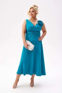 Elegancka sukienka Anna na wesele w turkusowym kolorze PLUS SIZE XXL. Niebieskie sukienki Moda Size Plus Iwanek, na imprezę, plus size, z aplikacjami, z elastanu, eleganckie, bez kołnierzyka, plus size, bez ramiączek, midi, kopertowe. Za 369,90 zł.