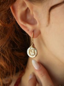 Pierres delicates Pozłacane kolczyki z perłami rozmiar: onesize. Brązowe kolczyki Pierres delicates, z perłą, pozłacane. Za 52,99 zł.