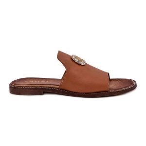 Eleganckie Skórzane Klapki Damskie Z Ozdobą Zazoo 3008 Camel brązowe. Brązowe klapki z aplikacjami, ze skóry, bez obcasa, na płaskiej podeszwie. Za 424,02 zł.