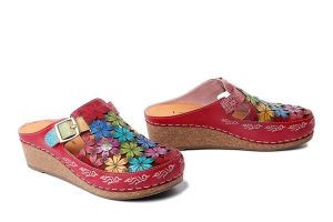 LAURA VITA 0007660 Facscineo 01 rouge, klapki damskie. Czerwone klapki LAURA VITA, bez wzorów, ze skóry, bez obcasa, na koturnie. Za 335,67 zł.