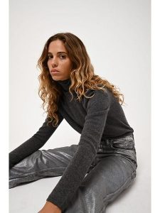 AUTHENTIC CASHMERE Kaszmirowy golf "Bise" w kolorze antracytowym rozmiar: S. Czarne golfy AUTHENTIC CASHMERE, s, bez wzorów, z kaszmiru, bez ramiączek. Za 332,24 zł.