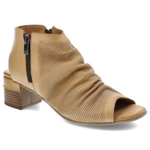 Beżowe Sandały Venezia Stylowe Buty Damskie. Brązowe sandały Venezia, z aplikacjami, ze skóry, bez obcasa, na obcasie, bez zapięcia. Za 245,00 zł.