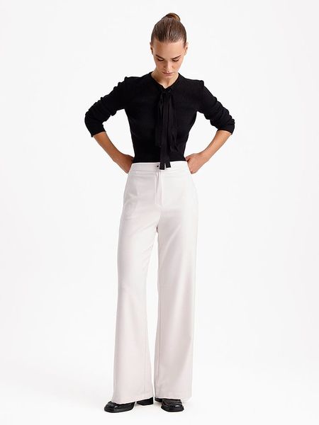 BGN Spodnie w kolorze białym rozmiar: 40. Białe spodnie z wysokim stanem BGN, bez wzorów, z materiału, z podwyższonym stanem. Za 100,75 zł.