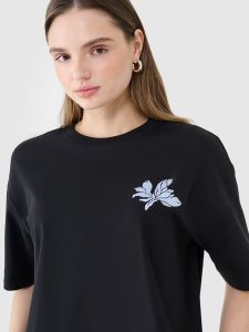 4F T-shirt oversize z nadrukiem damski - czarny M. Czarne t-shirty 4f, m, bez wzorów, z bawełny, bez kołnierzyka, bez ramiączek. W wyprzedaży za 39,99 zł.