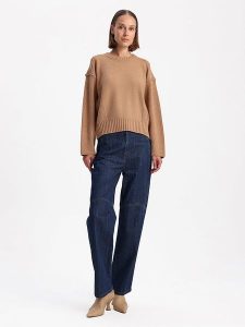 BGN Sweter w kolorze jasnobrązowym rozmiar: 40. Brązowe swetry oversize BGN, bez wzorów, ze splotem, bez ramiączek. Za 96,60 zł.