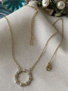 Luseera Pozłacany naszyjnik z elementem ozdobnym - dł. 45 cm rozmiar: onesize. Żółte naszyjniki Luseera, z cyrkonią, pozłacane. Za 39,99 zł.