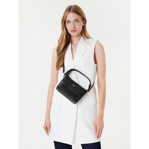 Torebka Guess. Czerwone shopper bag Guess, z aplikacjami, bez dodatków. Za 634,99 zł.