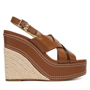 Sandały MICHAEL Michael Kors. Brązowe buty zimowe MICHAEL Michael Kors, bez obcasa, na koturnie, bez zapięcia. Za 739,99 zł.