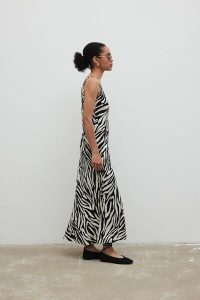 Sukienka na ramiączkach w print, w kolorze BLACK & BEIGE- ILUSION-S. Brązowe sukienki Marsala, na co dzień, na lato, m, bez wzorów, z jeansu, eleganckie, bez kołnierzyka, bez ramiączek, maxi, proste. W wyprzedaży za 127,96 zł.