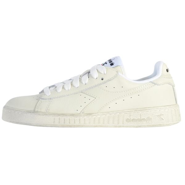 Buty do chodzenia damskie Diadora 6180 Game Low Waxed Bianco. Białe buty sportowe Diadora, bez wzorów, ze skóry, bez zapięcia, trekkingowe. W wyprzedaży za 363,00 zł.