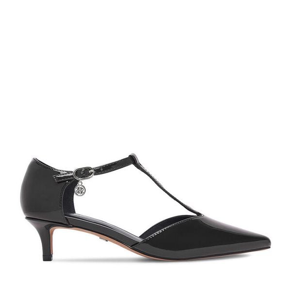 Czółenka Nine West. Czarne czółenka Nine West, bez wzorów, bez obcasa, bez zapięcia. Za 229,99 zł.
